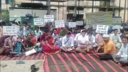 गिरिडीह: जिले के 700 आउटसोर्सिंग स्वास्थ्यकर्मी अनिश्चितकालीन हड़ताल पर, सदर अस्पताल में धरना देकर जताया विरोध