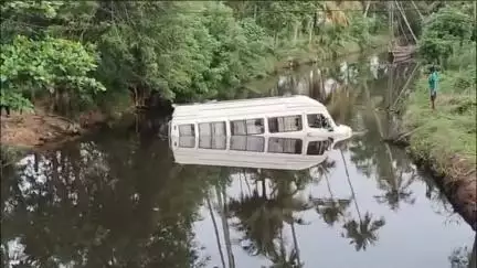 കൊടുങ്ങല്ലൂർ: ചാലക്കുളത്ത് നിയന്ത്രണം വിട്ട ടെമ്പോ ട്രാവലർ തോട്ടിലേക്ക് മറിഞ്ഞ് അപകടം
