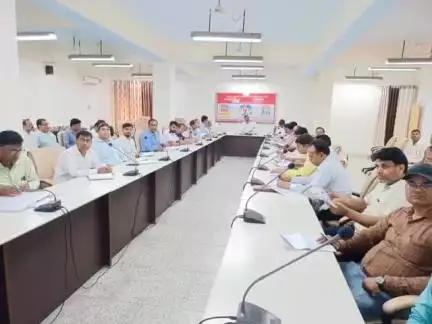 मऊ: कलेक्ट्रेट में संचारी रोग नियंत्रण एवं दस्तक अभियान के संबंध में बैठक जिलाधिकारी की अध्यक्षता में संपन्न हुई