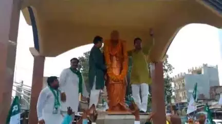 चुनार: नारायणपुर में राष्ट्रीय लोक दल के राष्ट्रीय अध्यक्ष जयंत चौधरी ने सरदार वल्लभभाई पटेल की प्रतिमा पर किया माल्यार्पण