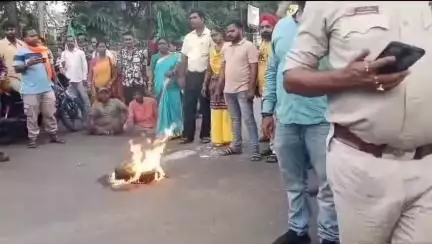 সালানপুর: রাস্তায় ট্যায়ের জ্বালিয়ে, ADM গাড়ি আটকে বিক্ষোভ BJPর বার্নপুরে