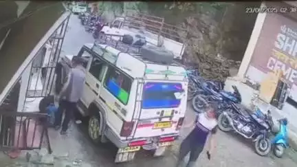 घाट: नंदानगर में सीएचसी गेट के पास टला बड़ा हादसा, पहाड़ी से वाहन के ऊपर गिरा बोल्डर, वीडियो सीसीटीवी में कैद हुआ