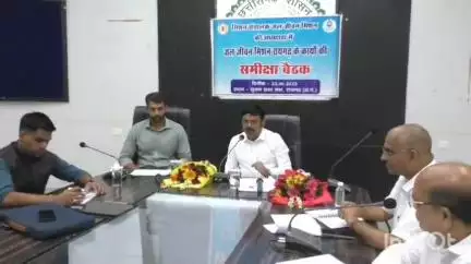रायगढ़: जल जीवन मिशन के संचालक जितेन्द्र शुक्ला ने कलेक्टोरेट के सृजन सभा कक्ष में ली बैठक