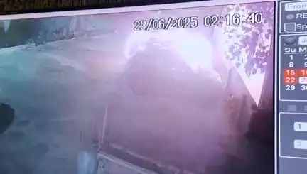सागर नगर: संजीव नगर कॉलोनी में ठेला लगाने से रोकने पर युवक ने घरों के बाहर खड़ी गाड़ियों में लगाई आग, CCTV में कैद हुई घटना