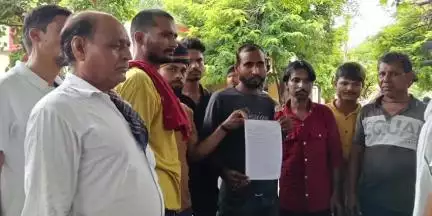कौंच: आजाद नगर में शादी विवाह में काम करने वाले मजदूरों ने हलवाइयों पर मजदूरी के पैसे न देने का आरोप लगाया, पुलिस से की शिकायत