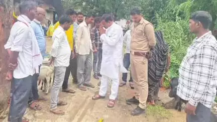 इटवा: नागापार में ग्रामप्रधान के भाई के निधन पर पूर्व मंत्री ने उनके आवास पर पहुंचकर व्यक्त की शोक संवेदना