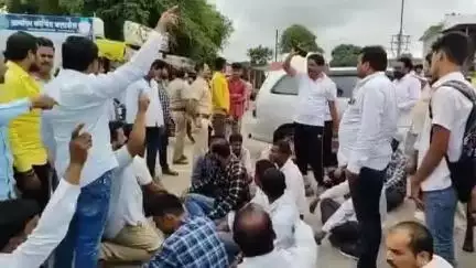 पाटोदा: पाटोदा येथे महावितरण कर्मचाऱ्यावर हल्ला, कर्मचाऱ्यांनी मेन रोडवर चौकात केले रस्ता रोको आंदोलन
