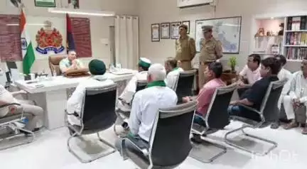 आगरा: गांव मदरा में ग्रामीणों और पुलिस के बीच हुई झड़प के बाद भारतीय किसान यूनियन टिकैत ने पुलिस आयुक्त से की मुलाकात