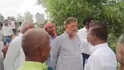 करायपरसुराय: बेरमा गांव में तटबंध मरम्मत का कार्य जारी, विधायक ने क्षेत्र का भ्रमण कर जानकारी ली