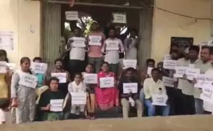 కళ్యాణదుర్గం: వేధింపులు ఆపాలని, పని ఒత్తిడి తగ్గించాలని కళ్యాణదుర్గం మున్సిపల్ కార్యాలయం వద్ద సచివాలయ ఉద్యోగులు ధర్నా