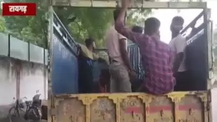 रायगढ़: स्टेशन चौक पर मालवाहक वाहनों से मजदूरों की ढुलाई जारी, पुलिस की अनदेखी से बढ़ रहा खतरा