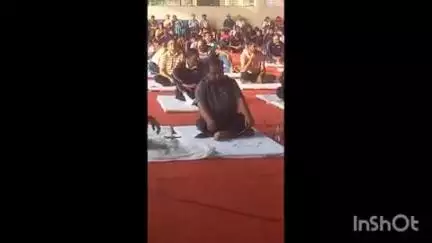 होशंगाबाद नगर: नर्मदापुरम: सिटी मजिस्ट्रेट विजेंद्र रावत सार्वजनिक कार्यक्रम में नींद की झपकियां लेते दिखे, वीडियो वायरल