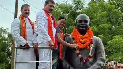 कोरबा: बलिदान दिवस पर भाजपा ने डॉ. श्यामा प्रसाद मुखर्जी को श्रद्धांजलि दी, प्रतिमा पर किया माल्यार्पण