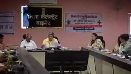 बाड़मेर: खाद्य एवं नागरिक आपूर्ति मंत्री सुमित गोदारा बाड़मेर पहुंचे, जिला कलेक्ट्रेट कॉन्फ्रेंस हॉल में अधिकारियों की ली बैठक