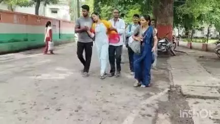 लखीमपुर: पठानन पुरवा में बकरी के बहाने दबंगों ने महिलाओं को लाठियों से पीटा, घायल युवती न्याय के लिए एसपी ऑफिस पहुंची