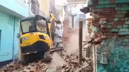 सीतापुर: आलमनगर मोहल्ले में जर्जर मकान पर जिला प्रशासन का चला बुलडोजर, JCB की मदद से किया गया जमींदोज