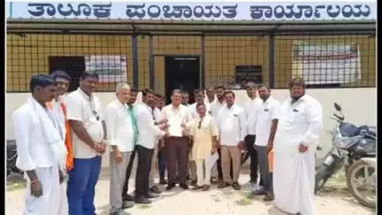 ಗುರುಮಿಟ್ಕಲ್: 18 ಗ್ರಾ.ಪಂ ಗಳಲ್ಲಿ ಭಾರಿ ಭ್ರಷ್ಟಾಚಾರ ಆರೋಪ,ಪಟ್ಟಣದ ತಾ.ಪಂ ಮುಂದೆ ಗ್ರಾ.ಪಂ ಸದಸ್ಯರ ಒಕ್ಕೂಟ ಪ್ರತಿಭಟನೆ