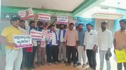 ఉరవకొండ: ప్రైవేటు విద్యాసంస్థలపై చర్యలు తీసుకోవాలని ఉరవకొండ రెవెన్యూ కార్యాలయం వద్ద ధర్నా చేపట్టిన విద్యార్థి ఐక్య వేదిక నాయకులు