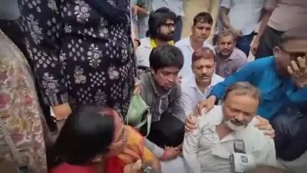 मंगल पांडे, मुजफ्फरपुर की रेप पीड़िता बच्ची के इलाज में हुई लापरवाही का जवाब देने के बजाय, उसके लिए न्याय मांग रहे जन सुराज के नेताओं और कार्यकर्ताओं को बर्बरता से गिरफ्तार करवा रहे हो! इस तानाशाही का जवाब इस बार बिहार की जनता देगी।