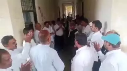 कोरांव: तहसील कोरांव के सभागार में एसडीएम ने की सुनवाई, बाहर गेट पर हड़ताली अधिवक्ता ने की नारेबाजी, स्थानांतरण की मांग
