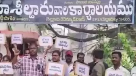 కొవ్వూరు: బుచ్చిలో సర్వేయర్లు నల్ల బ్యాడ్జీలతో నిరసన..జీవో 5ను సవరించాలని డిమాండ్