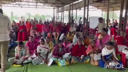 कोंडागांव: धरती आबा जनजातीय ग्राम उत्कर्ष अभियान के तहत माकड़ी में शिविर का आयोजन, कोंडागांव विधायक लता उसेंडी भी रहीं शामिल