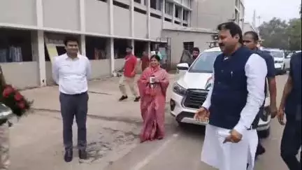 शेखपुरा: शेखपुरा पहुंचे पर्यटन विभाग मंत्री राजू कुमार सिंह, लाभुकों को दिया गया चार-चार लाख रुपए का अनुदान