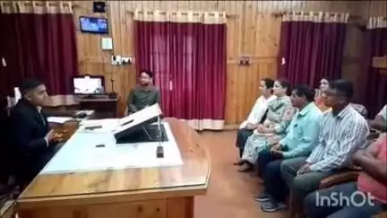अल्मोड़ा: वन विभाग में पार्षदों के प्रतिनिधिमंडल ने डीएफओ को ज्ञापन सौंपा, गुलदार और बंदरों के आतंक से निजात दिलाने की मांग की