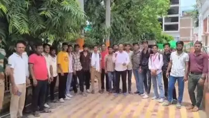 मुरैना नगर: विद्युत मंडल ने सड़क पर ट्रांसफार्मर के लिए गड्ढा खोदा, हादसे की आशंका, ननि में ज्ञापन