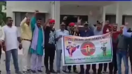हुज़ूर: रीवा के यूटुबर ने "सैनिक परिवारों" को किया अपमानित, पूर्व सैनिकों ने SP को सौंपा ज्ञापन