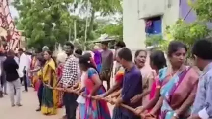కొవ్వూరు: విడవలూరులో ఘ‌నంగా ర‌థోత్స‌వం..పుర‌వీధుల్లో ద‌ర్శ‌న‌మిచ్చిన 
శ్రీ‌కామాక్షి స‌మేత రామ‌లింగేశ్వ‌రుడు