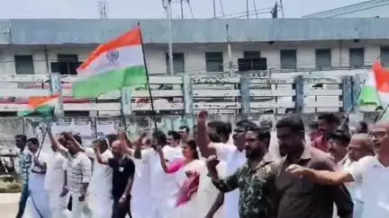 കൊല്ലം: നിലമ്പൂർ വിജയാവേശം, ചിന്നക്കടയിൽ കോൺഗ്രസ് ആഹ്ലാദ പ്രകടനം നടത്തി