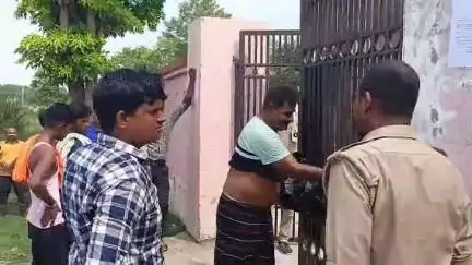 सीतापुर: कुचकापुर गांव में संदिग्ध परिस्थितियों में एक युवती ने फांसी लगाकर की आत्महत्या की कोशिश, जिला अस्पताल लाने पर हुई मौत