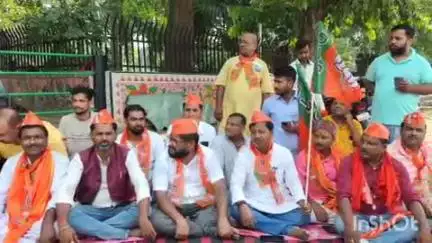 कहरा: अंबेडकर चौक के पास भाजपा नेताओं ने लालू प्रसाद यादव के खिलाफ धरना दिया