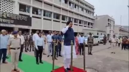 शेखपुरा: बिहार के पर्यटन मंत्री राजू कुमार सिंह शेखपुरा पहुंचे, डीएम के साथ मंथन सभागार में की समीक्षा बैठक