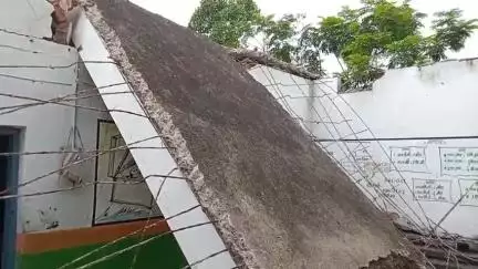 कांकेर: गढ़पिछवाडी स्कूल भवन बना मौत का इंतज़ारगाह, अधूरी मरम्मत ने बच्चों की जान को झोंका खतरे में
#jansamasya