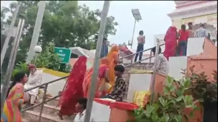 गुठनी: सोहागरा बाबा हंसनाथ मंदिर में शिवरात्रि पर जलाभिषेक के लिए उमड़ी श्रद्धालुओं की भीड़