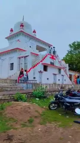 महेश्वर बेली हिनौती में आज जयमल कार्यक्रम हुए बड़ी धूमधाम से बैंड बाजा के साथ जोर-जोर से संपन्न हुआ जो की बूंदाबांदी हु