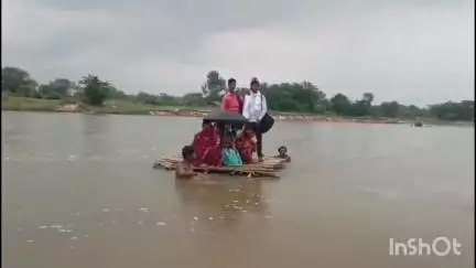 পুরুলিয়া ১: কাটাবেড়া নদী ঘাটপ্রখর জল স্রোতে ভেঙ্গে গেছে বাসের সেতু, জীবনের ঝুঁকি নিয়ে ভেলাই  পারাপার করছে এলাকার #jansamasya