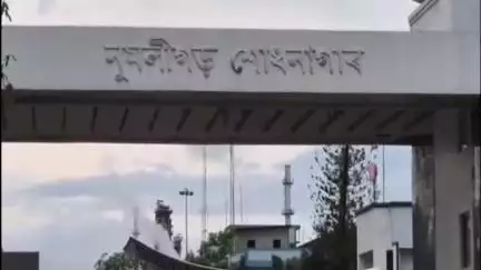 মৰঙী: নুমলীগড়ৰ শোধনাগাৰ মুখ্যদ্বাৰৰ সন্মুখত শোধনাগাৰটোৰ মটৰ চালক সন্থাৰ প্ৰতিবাদ, বহিৰাগত কোম্পানীয়ে শোষণ কৰাৰ অভিযোগ