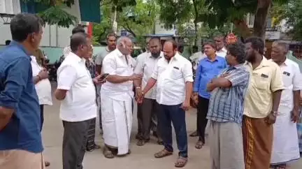 பண்ருட்டி: பண்ருட்டி ரத்தினம் பிள்ளை மார்க்கெட்டை இடிப்பதற்கு வியாபாரிகள் எதிர்ப்பு, ஆணையர், நகர் மன்ற தலைவரை சந்தித்துவிட்டு பேட்டி
