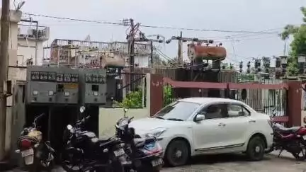मौदहा: मुस्करा थाना क्षेत्र में 10 दिनों से फुंके ट्रांसफार्मर को बदलने की मांग