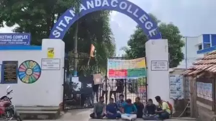 নন্দীগ্রাম ১: ABVPর পতাকা ছেঁড়া কে কেন্দ্র করে নন্দীগ্রাম সীতানন্দ কলেজে উত্তেজনা,ঘটনাস্থলে পুলিশবাহিনী,আজ একে উপরকে দূষলো ABVP,TMCP