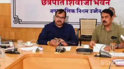 उज्जैन शहर: नगर निगम परिसर में कर्मचारी संघ की मांगों पर निगम आयुक्त ने अधिकारियों से की चर्चा