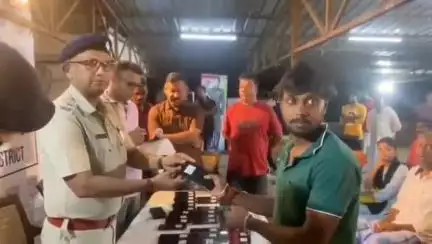 ঠাকুরপুকুর-মহেশতলা: ডায়মন্ডহারবার পুলিশ জেলার পুলিশ মহেশতলা থানার পুলিশের উদ্যোগে ৬২ টি মোবাইল ফোনের প্রকৃত মালিকের হাতে মোবাইল ফোন প্রদান