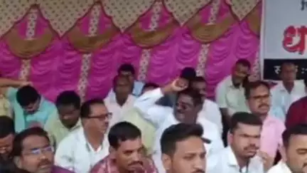 धाराशिव येथे मंडळ अधिकाऱ्यांवरील गुन्हा मागे घेण्यासाठी तलाठी मंडळ अधिकारी यांचे धरणे आंदोलन