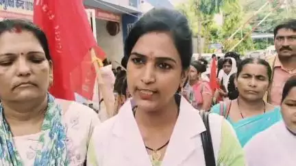 बेगूसराय: सदर अस्पताल में नर्सों ने वेतन वृद्धि की मांगों को लेकर किया विरोध प्रदर्शन, प्रीति कुमारी ने दी जानकारी