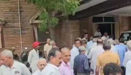 बाड़मेर: पेंशनर समाज बाड़मेर जिला शाखा के पदाधिकारियों और कार्यकर्ताओं ने जिला कलेक्ट्रेट के बाहर किया विरोध प्रदर्शन