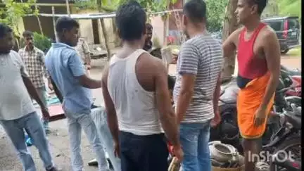 हंटरगंज: हंटरगंज पुलिस ने लंबे समय से फरार आरोपी के घर की कुर्की-जब्ती की, बर्तन सहित अन्य सामान जब्त