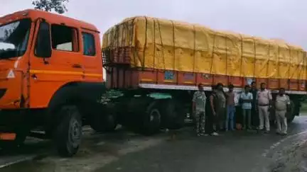 मधुबनी: फुलपरास में उत्पाद विभाग ने विदेशी शराब से लदे ट्रक के साथ तीन तस्करों को किया गिरफ्तार
